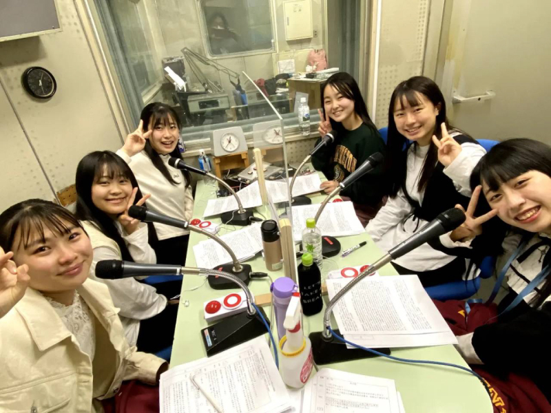 ラジオ局でピースするファンファン